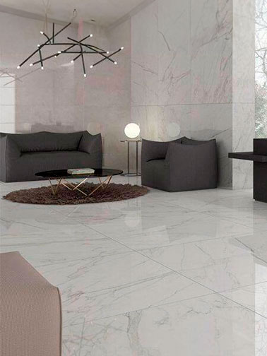 Pavimento porcelánico imitación mármol blanco con vetas grises en salón moderno