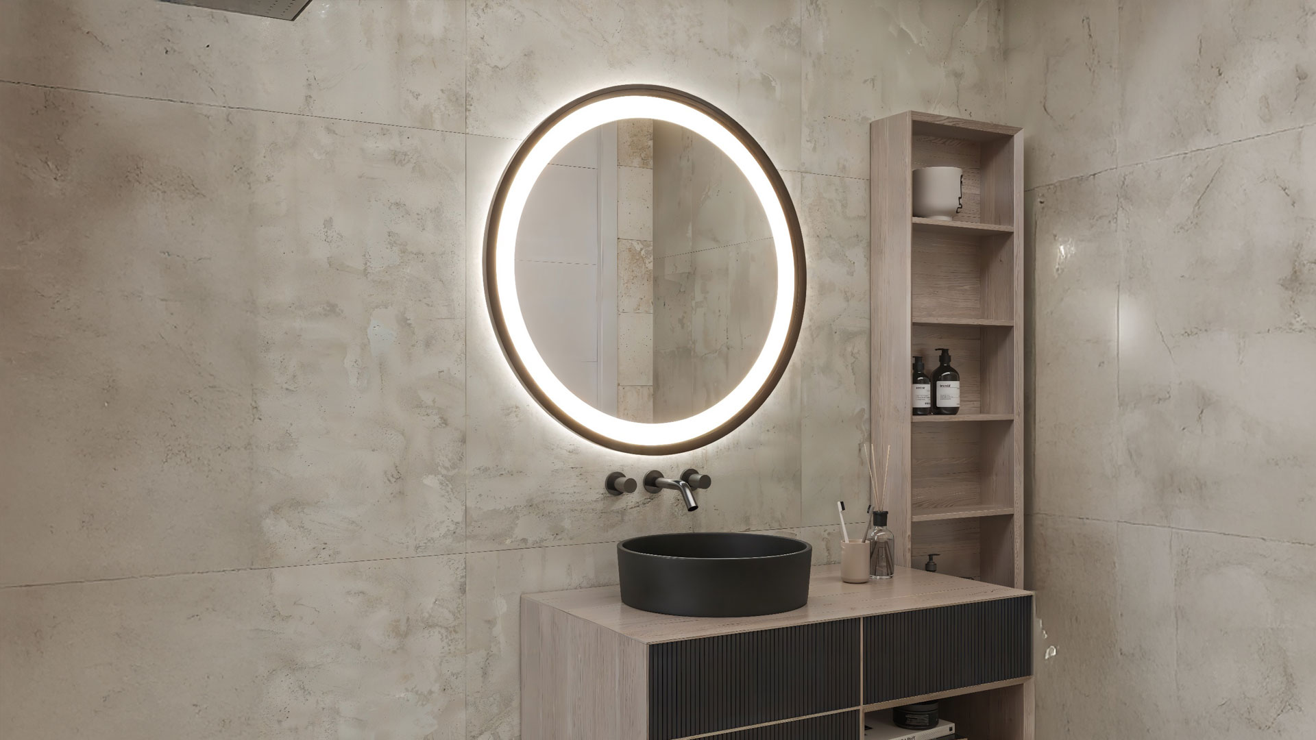Baño con espejo redondo enmarcado, retroiluminado con luz LED blanca.