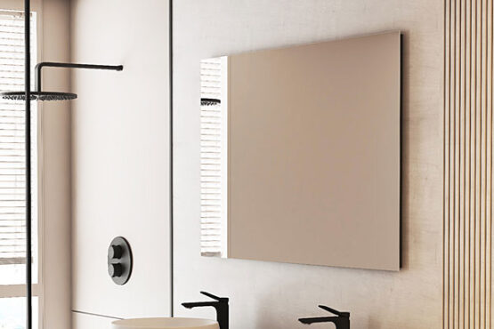 Espejo liso Adrihosan rectangular en baño moderno con grifería negra