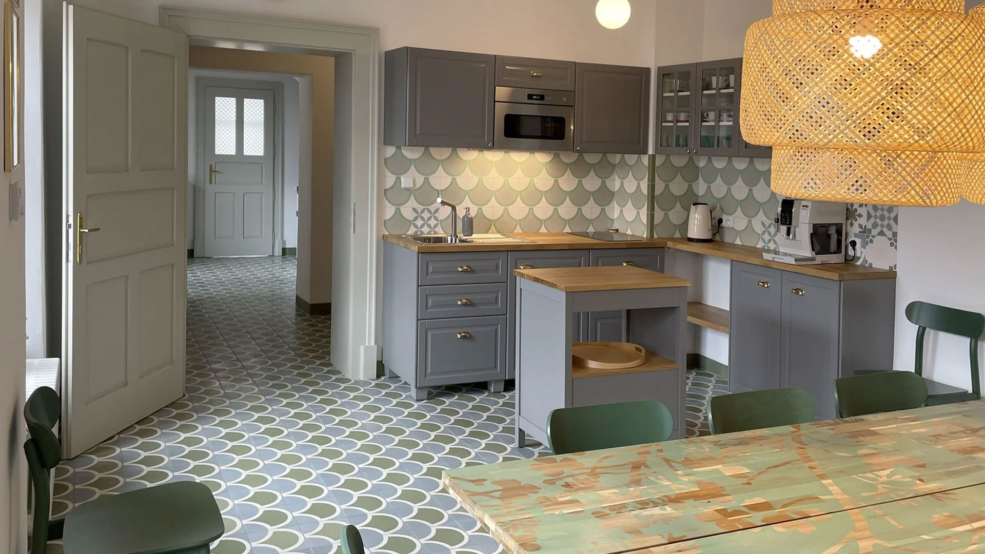 Cocina de estilo rústico con suelo completo de baldosa artesanal con patrones florales.