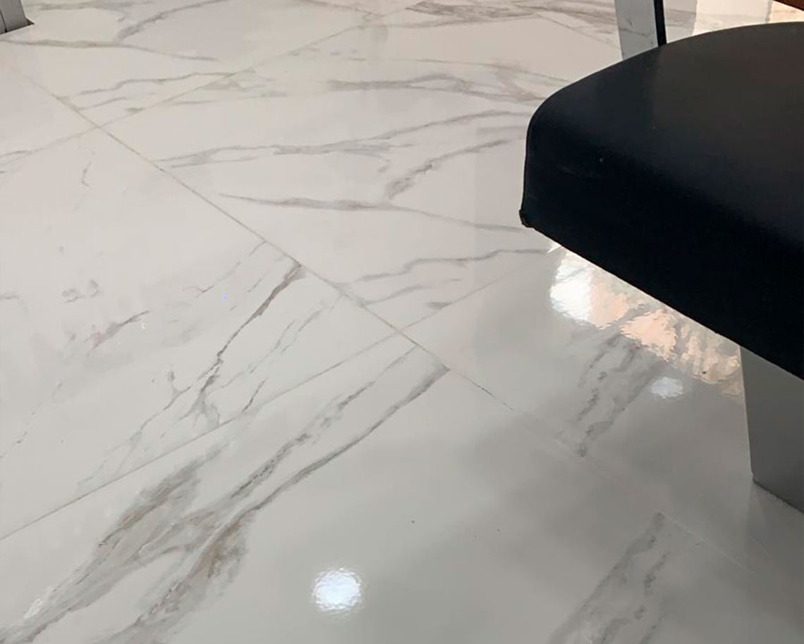 Baldosa de porcelánico imitación mármol Calacatta 120x120 cm con acabado brillante, ideal para suelos modernos