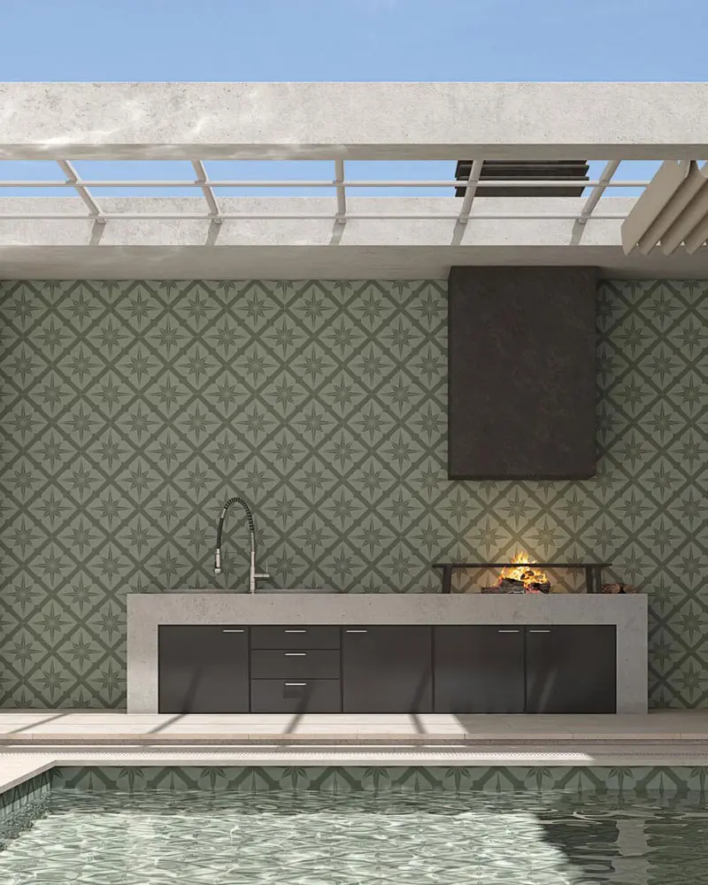 Pared decorativa en un salón con azulejo imitación hidráulico.