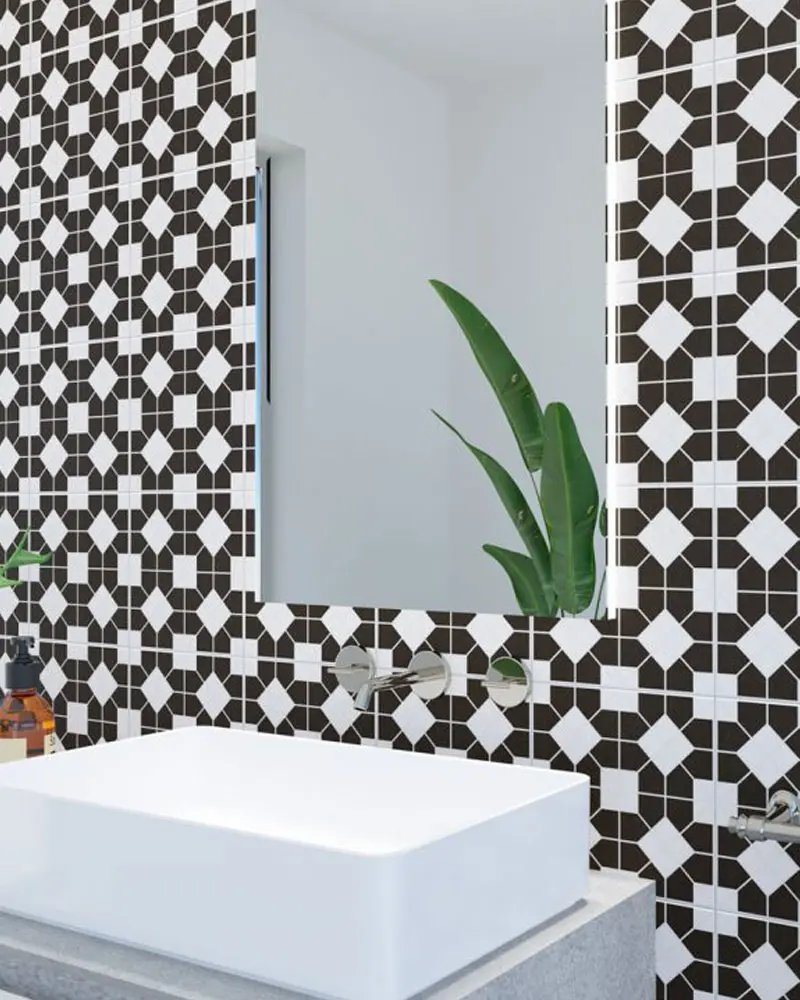 Baño elegante con pared de acento de azulejo porcelánico imitación hidráulico.