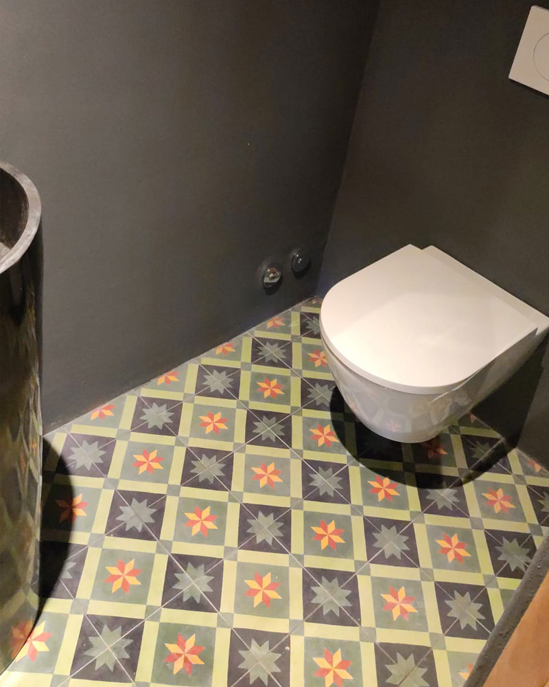 Baño con suelo de baldosa hidráulica original