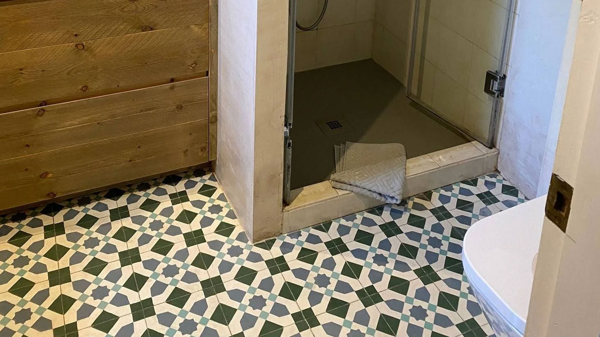 Baño minimalista con pared de acento en baldosa hidráulica