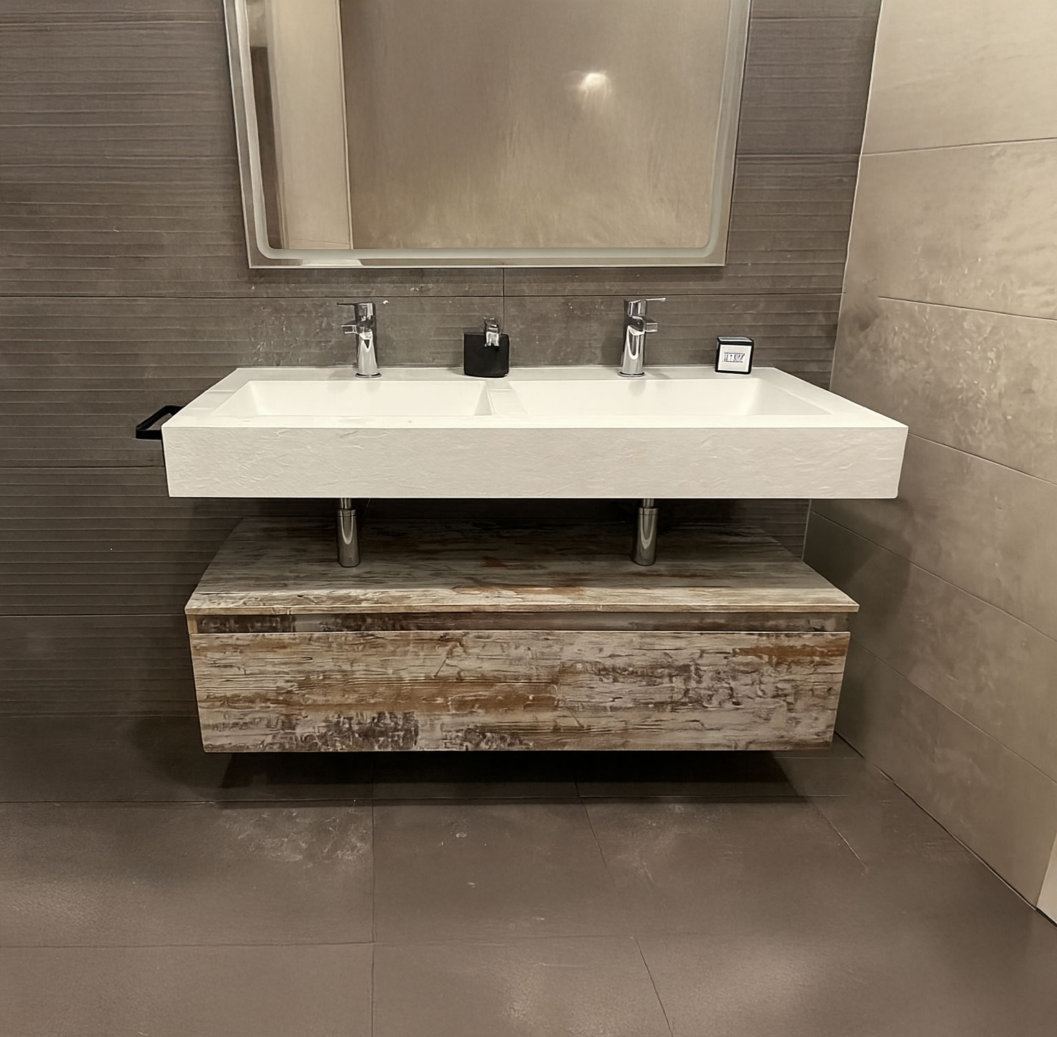 Baño personalizado con mueble flotante efecto madera envejecida y lavabo doble blanco de diseño moderno