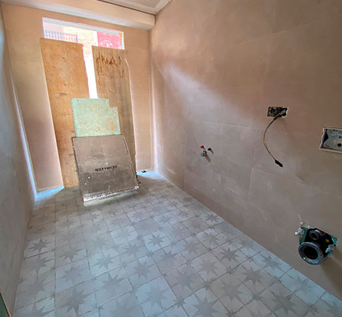 Transformación con esencia Adrihosan 3 Suelo de baño con pavimento porcelánico en formato hexagonal modelo Osaka Grey en tono gris claro
