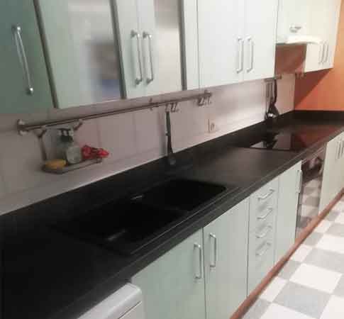 Encimera de cocina Concerto negra a medida con fregadero y vitrocerámica instalados en cocina reformada