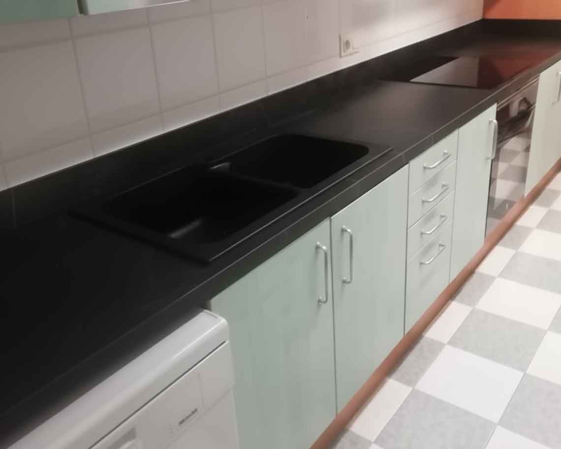 Encimera de cocina Concerto negra con fregadero integrado y vitrocerámica en cocina contemporánea