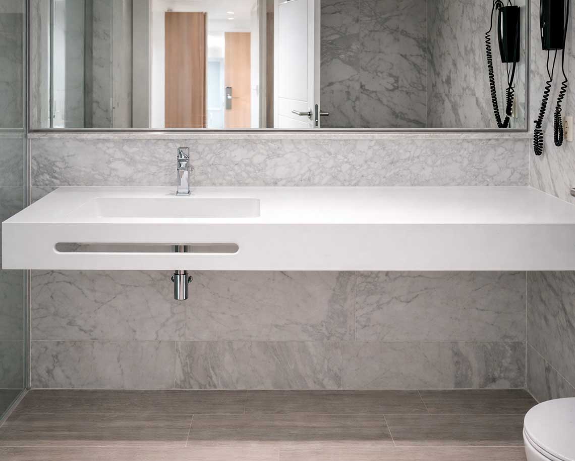 Baño con encimera suspendida blanca de trazo continuo