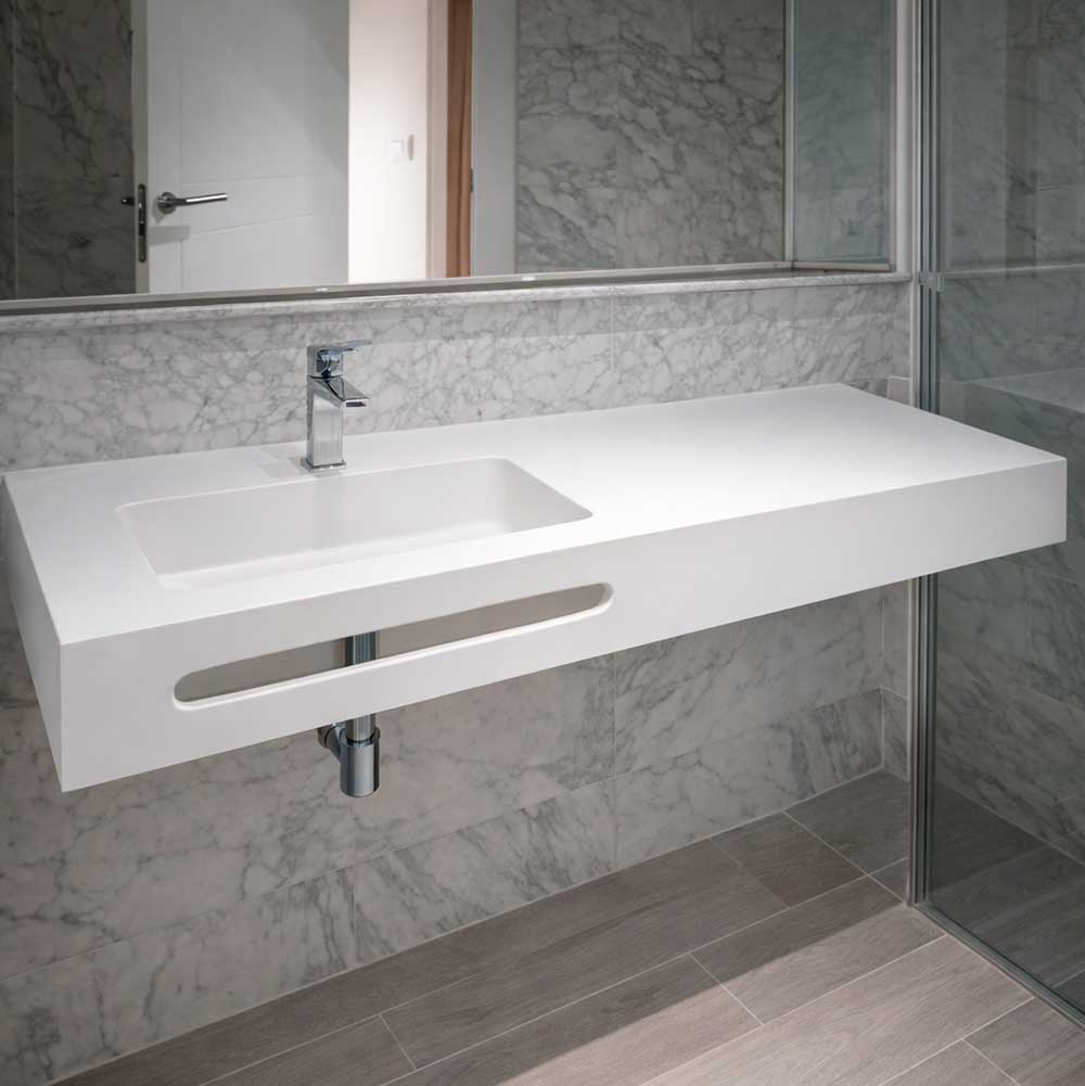 Baño con encimera hotel en Solid Surface blanco