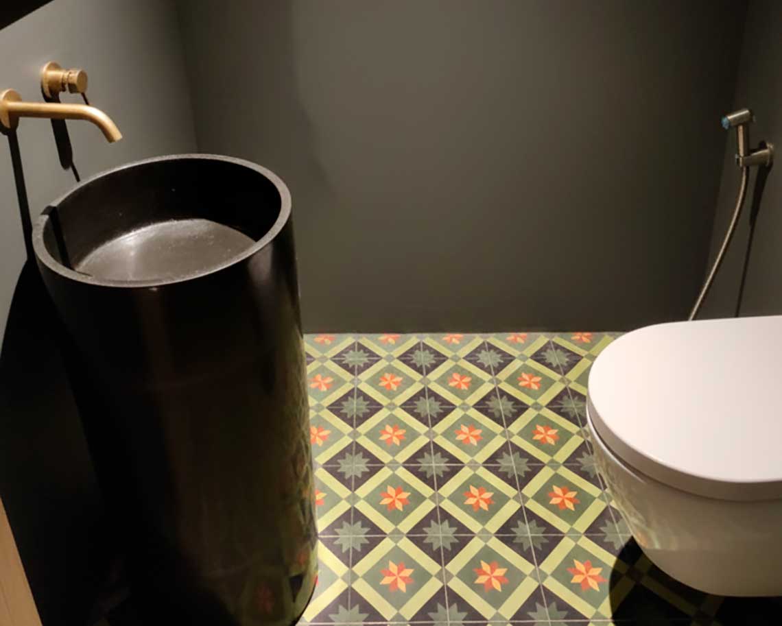 Baño renovado con hidráulico a medida que dirige todas las miradas