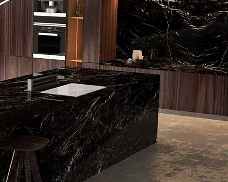 Cocina contemporánea con isla revestida en Techlam Stone Concerto 5mm acabado oscuro veteado efecto piedra natural.