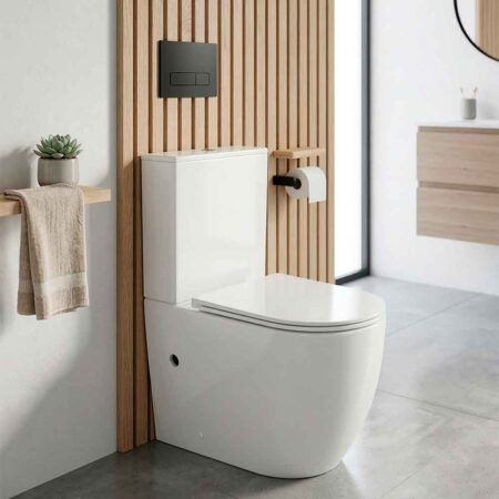 Inodoro de diseño con pulsador negro y fondo de listones de madera