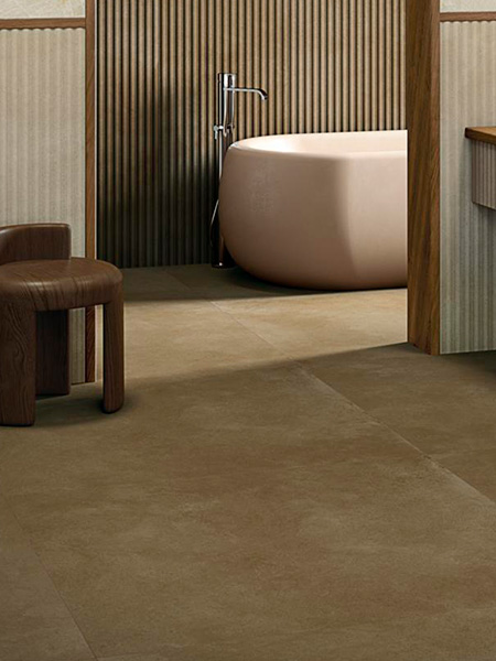 baño moderno con suelo porcelánico marrón efecto cemento y bañera exenta minimalista