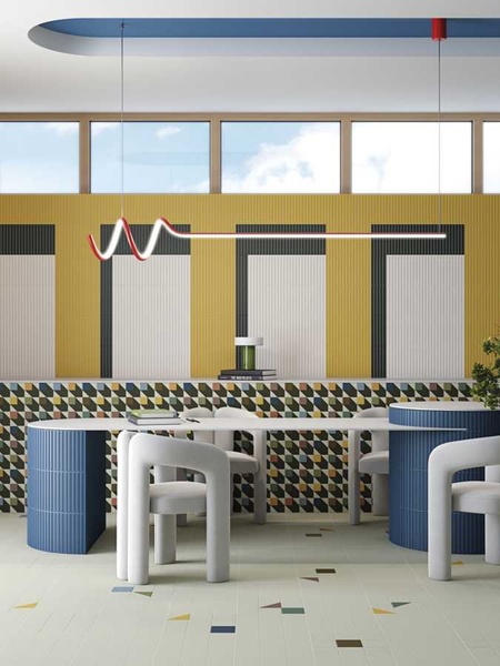 Ambiente interior con azulejos Anuenue 30x30 cm de diseño geométrico multicolor en tonos verde, crema, azul, amarillo, terracota y marrón