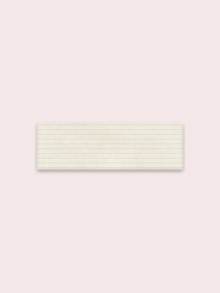 Azulejo porcelánico rectangular beige claro con textura lineal efecto textil para paredes de baño y cocina modernas