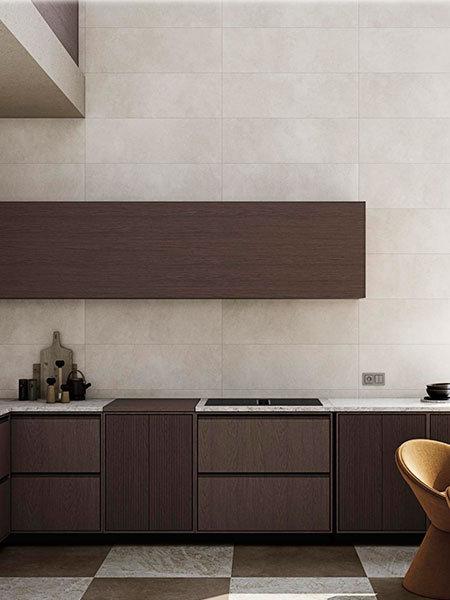 Cocina moderna con azulejo porcelánico crema mate 32x99