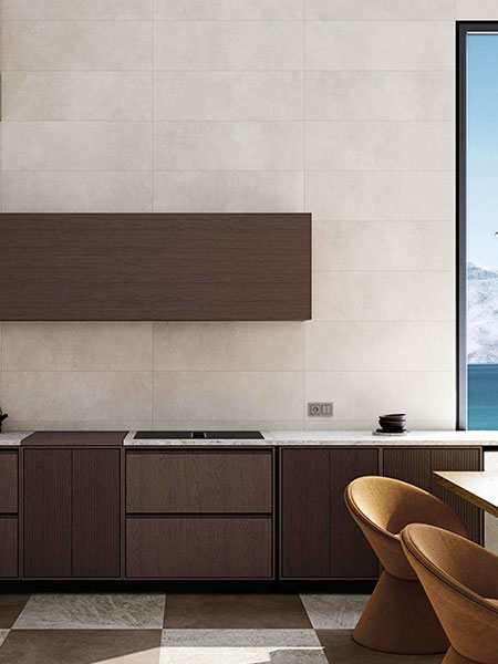 Cocina moderna revestida con azulejo porcelánico beige efecto piedra y muebles oscuros