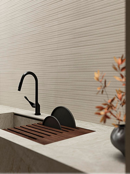 Cocina moderna con pared revestida en azulejo porcelánico beige de textura lineal