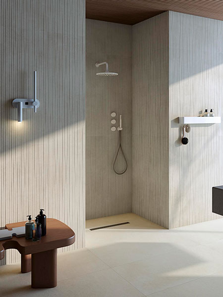 Baño moderno revestido con azulejo porcelánico crema de textura vertical