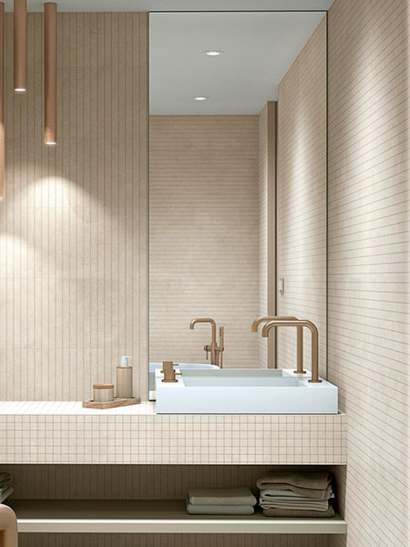 Baño moderno con revestimiento porcelánico beige de textura lineal y lavabo de diseño contemporáneo