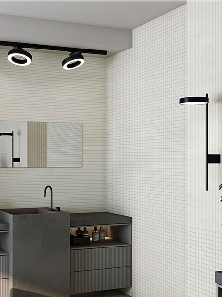 Baño moderno con paredes revestidas en mosaico porcelánico blanco mate