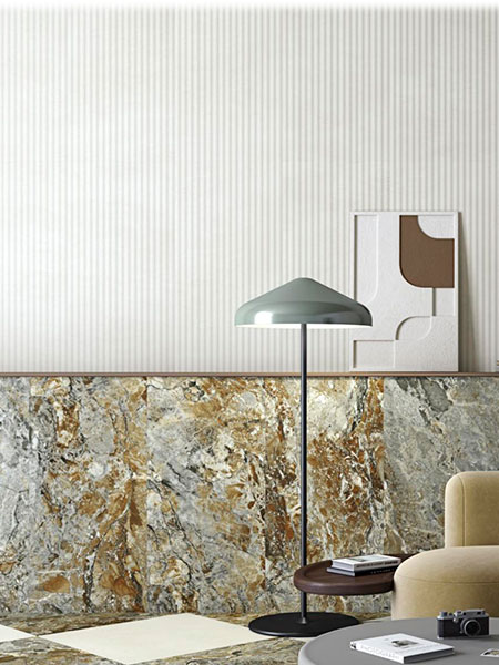Pared decorativa con revestimiento efecto mármol