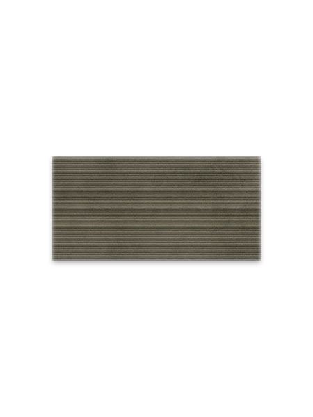 Azulejo rectangular gris oscuro con textura lineal para revestimiento de paredes interiores