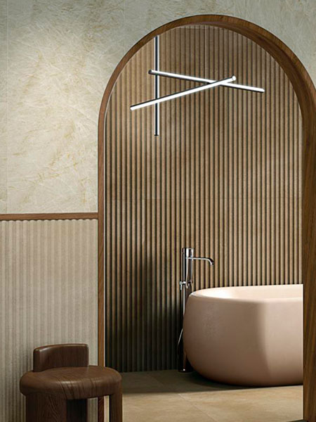 Baño moderno con pared de azulejo listonado efecto cemento marrón y bañera exenta
