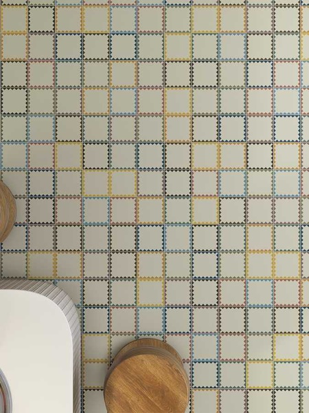 Suelo revestido con azulejos Kalea de marco geométrico multicolor en tonos crema, azul, verde, amarillo, terracota y marrón