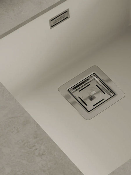 Fregadero de fibra Zie 45 1 cubeta mate Poalgi 500x450x200mm 4 Detalle interior de fregadero blanco bajo encimera con válvula cuadrada de acero inoxidable y acabado liso