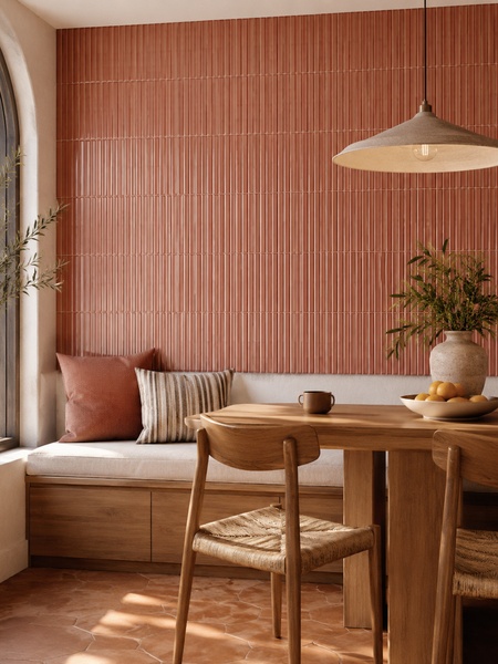 Revestimiento cerámico Waikiki Coral Surf color coral rosado en comedor moderno con pared decorativa