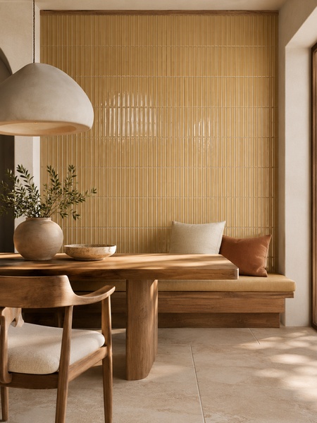 Revestimiento Waikiki Ocre-B Brillo 23x33,5 cm pasta blanca (1 m2/cj) 3 Comedor moderno con revestimiento cerámico Waikiki Ocre Surf brillo en pared interior