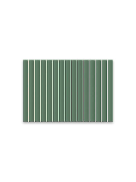 Azulejo de Pasta Blanca Kaimu Turquesa-M Mate 23x33,5 cm (1 m2/cj) 2 Azulejo de pasta blanca Kaimu verde mate 23x33,5 cm con diseño de listones verticales para revestimiento de paredes.