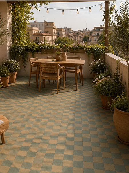 Azulejo Gres Porcelánico Kalia Turquesa Verde 20x20 cm Efecto Hidráulico (1 m2/cj) 3 Azulejo damero verde y beige en terraza exterior con mesa de madera y plantas decorativas.