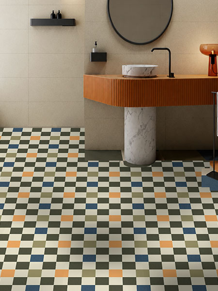 Baño moderno con suelo porcelánico hidráulico multicolor de diseño geométrico, paredes en tono beige y lavabo suspendido de estilo contemporáneo.