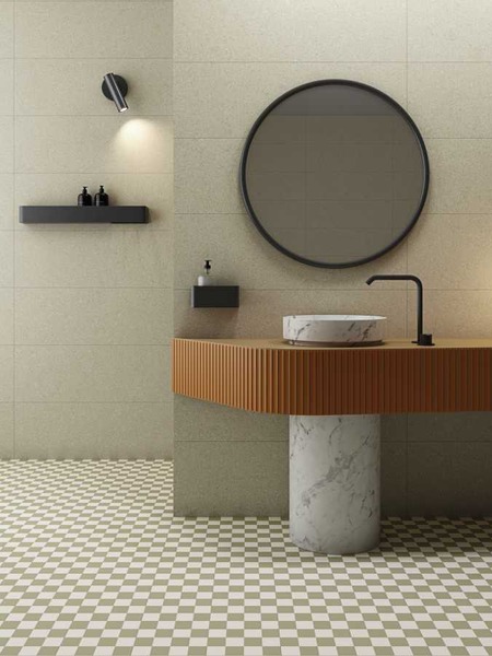 Baño contemporáneo con pavimento damero Makai Blanco 20x20 cm en tonos blanco y beige, combinado con mobiliario de diseño y acabados minimalistas