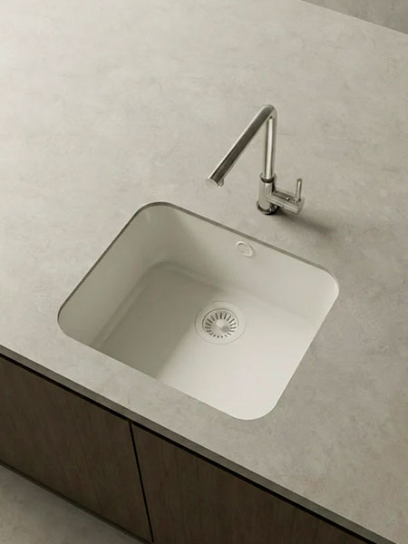 Fregadero de fibra Gandia 50 1 cubeta Brillo Poalgi 540×445x200mm 4 Fregadero Gandia 50 de una cubeta instalado bajo encimera en cocina moderna