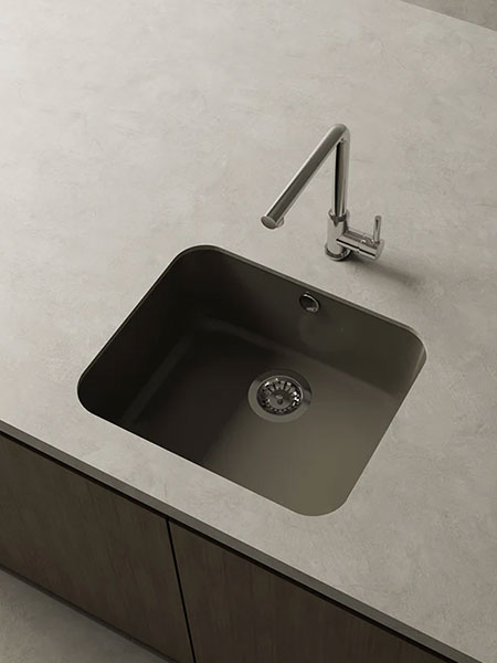 Fregadero de fibra Gandia 50 1 cubeta Brillo Poalgi 540×445x200mm 8 Fregadero Gandia 50 de una cubeta instalado bajo encimera en cocina moderna