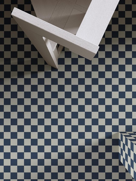 Detalle de suelo revestido con mosaico Makai Azul 20x20 cm en patrón ajedrezado azul y beige con mobiliario de diseño contemporáneo