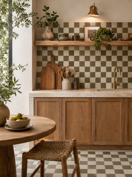 Cocina de estilo mediterráneo con mosaico Makai Marrón 20x20 cm en suelo y salpicadero ajedrezado marrón y blanco combinado con muebles de madera natural