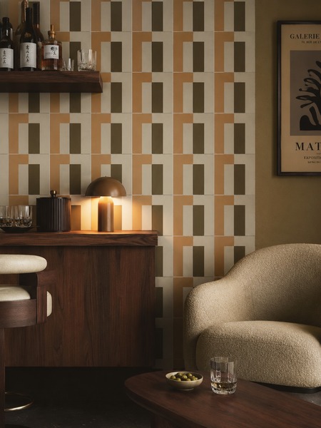 Bar de diseño con revestimiento cerámico Keola 20x20 cm en tonos beige, tierra y marrón con patrón geométrico decorativo