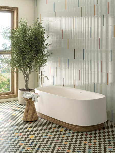 Baño moderno con Stick Waikiki Azul-B integrado en revestimiento cerámico de líneas verticales y detalles multicolor