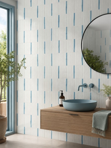 Baño moderno con Stick Waikiki Celeste-B sobre revestimiento cerámico blanco de líneas verticales y detalles en azul celeste
