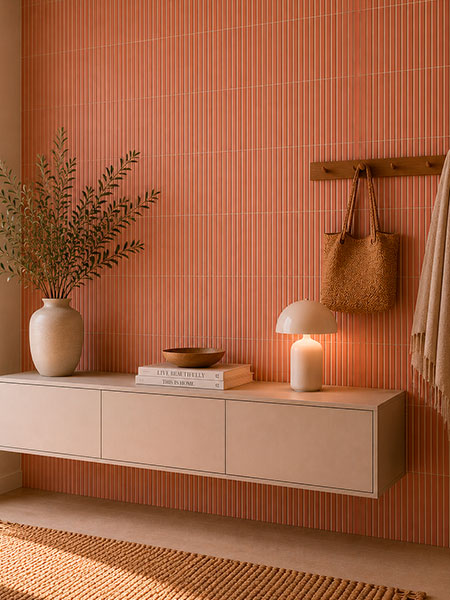 Recibidor moderno con pared revestida en azulejo de pasta blanca Kaimu coral mate 23x33,5 cm.