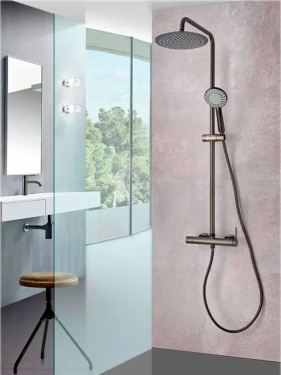 Cuarto de baño moderno con columna de ducha termostática en acabado efecto titanio cepillado, rociador superior redondo de 25 cm y ducha de mano.