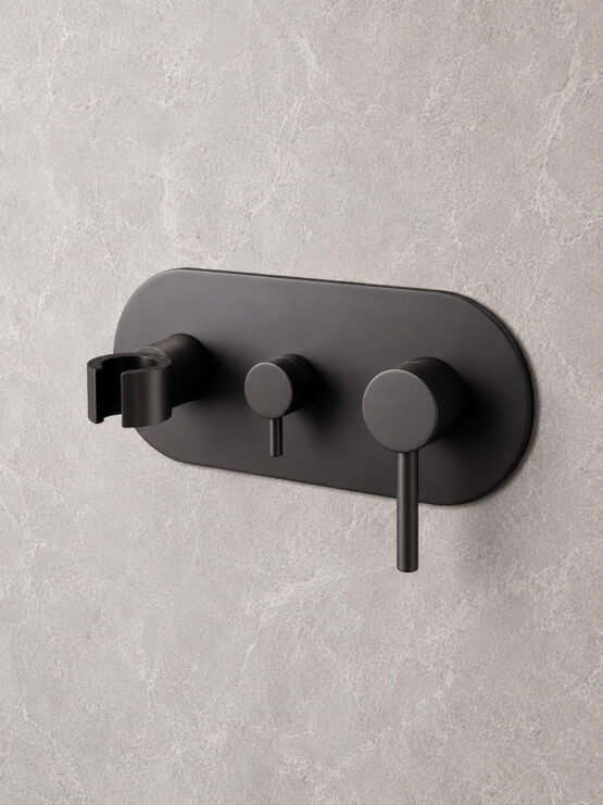 Grifo de ducha empotrado de 2 vías en acabado negro mate con mando monomando, desviador y soporte integrado para ducha de mano.