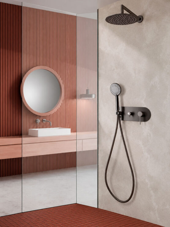 Conjunto de ducha empotrado negro mate con rociador mural redondo, ducha de mano y grifería de 2 vías instalado en un baño de diseño moderno.