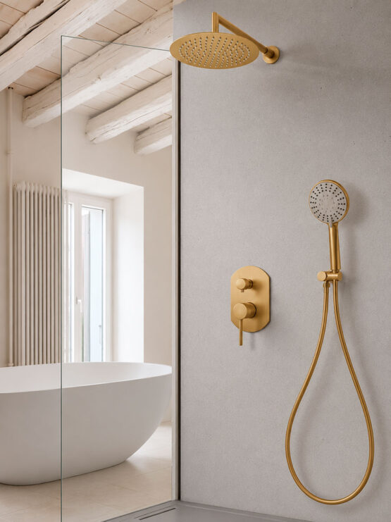 Conjunto de ducha empotrado en acabado dorado cepillado con rociador superior redondo, ducha de mano y grifo monomando empotrado en baño moderno.